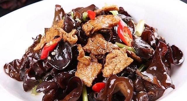  沥干水分|炒木耳下锅后，总是“噼啪炸锅”很危险！多做这1步，就能解决