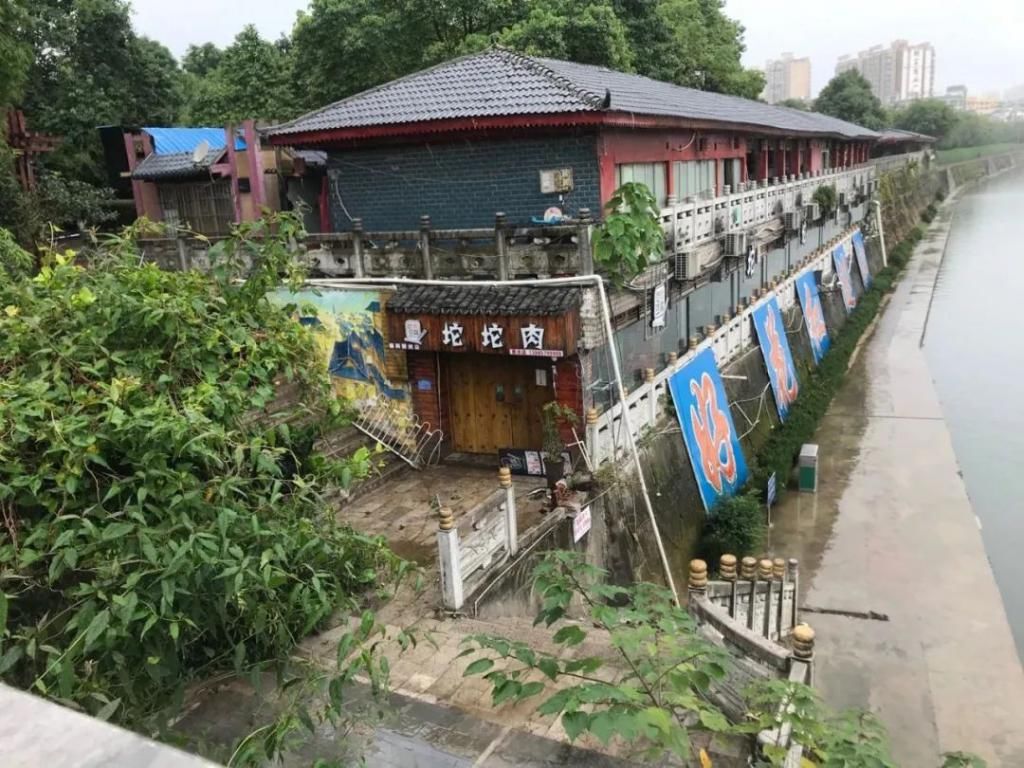  桥头|堪比大片！黔南一轿车多次超速逆行，撞破护栏冲下桥头