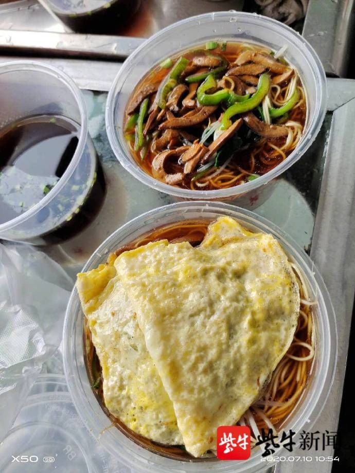  交警|锅盖面暖胃更暖心！旅客被困高速交警接力送餐