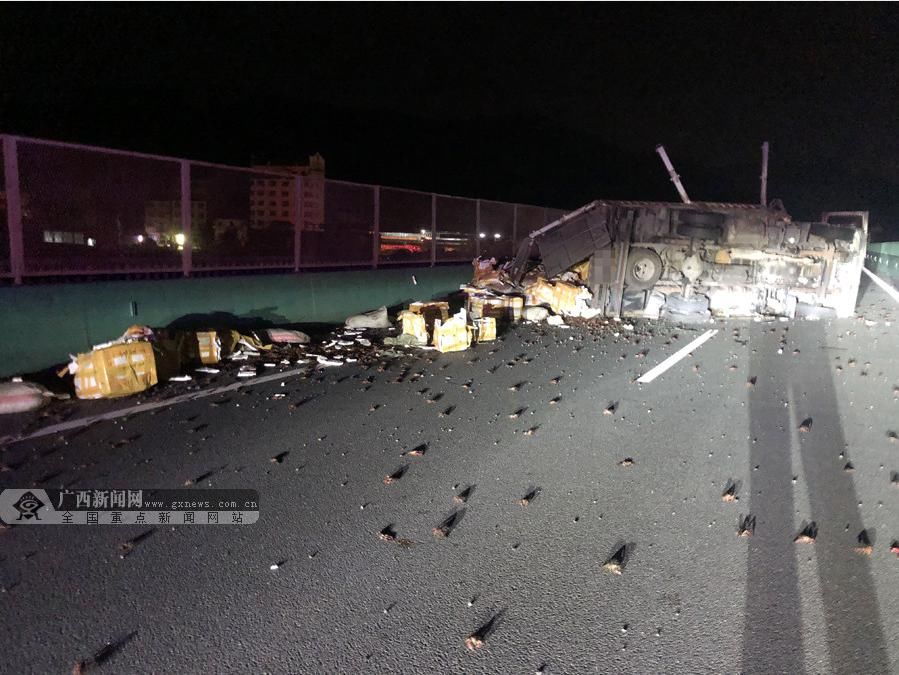  闻网通讯员|吃货哭破音！桂柳高速一货车侧翻，5吨小龙虾洒满地