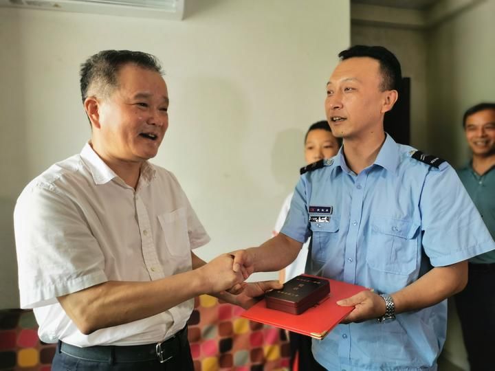 袁峰|忍痛靠边停车 公交司机袁峰被授予杭州市“五一劳动奖章”