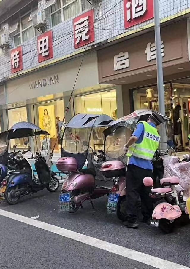 重庆一城管挨个划破电动车防雨棚，当地通报：属实，影响执法形象，已批评教育