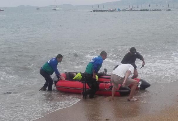 傅家庄公园|事发傅家庄海域！大浪将摩托艇上男子打落海中，他拼命挣扎
