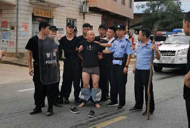 动作|扒掉曾春亮裤子，面对穷凶极恶，警察都有哪些战术动作制服犯人