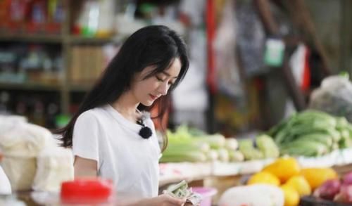  真实|赵丽颖录制《天天向上》，看到王一博的表现，真实关系一目了然