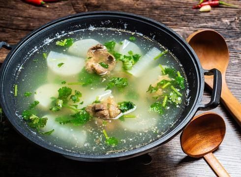 炖排骨|炖排骨时,直接炖还是先焯水?都不对,难怪做出来的排骨不好吃