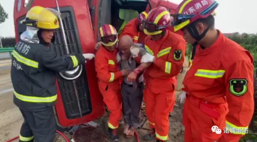  大队|雨天路滑货车侧翻司机被困 诸城消防救援大队火速出动
