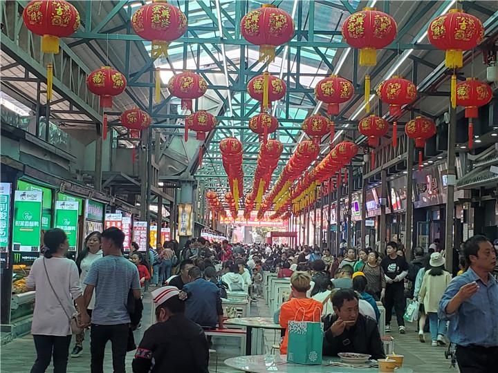 打卡|「2020国庆·打卡贵州」二七路小吃街排长龙!“网红”烤米皮,每天卖千份