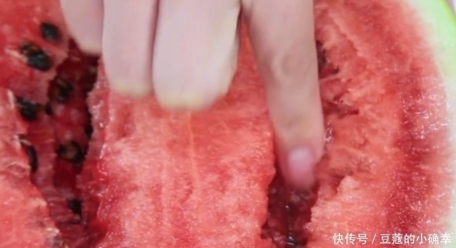 中薪|靓妹用7块钱买了一个西瓜,一刀劈开那一刻,发现被坑了