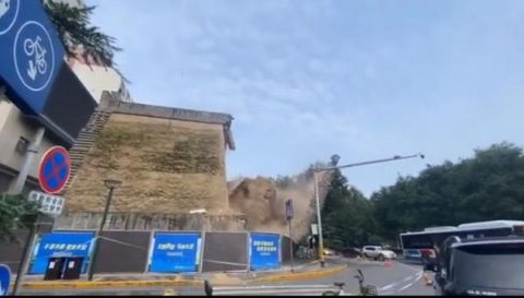  名路|西安秦王府城墙倒塌，4名路人被擦伤，1辆公交车3辆私家车被损