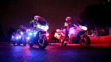  东路|滨河东路上，这位驾驶人开车时将脚伸出窗外，然后.