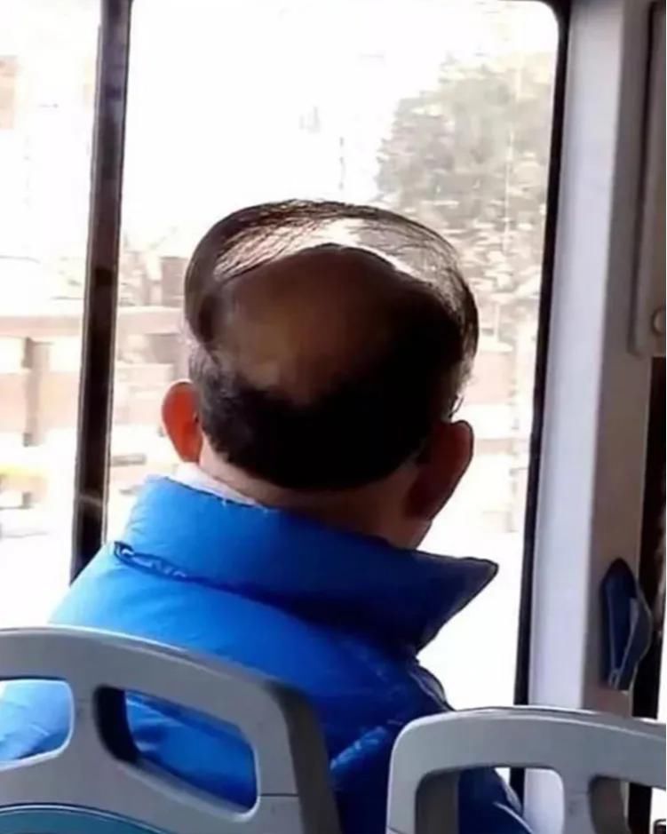  路上|“村口路上的标记是干嘛用的？”哈哈哈哈哈...把它全涂了会有人找你的！