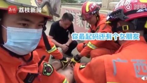 该男子|来宾一男子为情所困欲跳桥 消防员救人后这样安抚