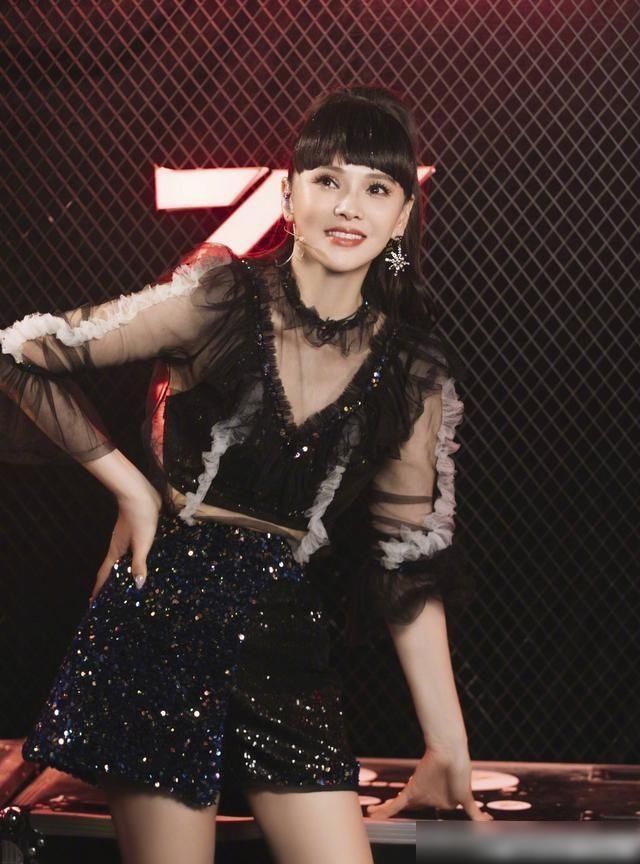  节目中|52岁伊能静参加综艺节目，表演“妈妈”范？我被她迷住了