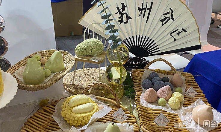  宠展|专为宠物做烘焙！月饼、慕斯、点心看完馋哭了……还有能吃的“房子”| 跟周到君逛亚宠展⑤