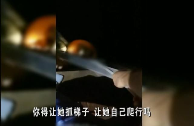  托举|女子深夜跳海，小伙跳水救人，水下托举半小时，浑身被划伤……