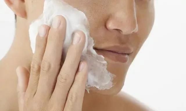  皮肤|夏季最常见的清洁误区，皮肤出油毛孔粗大就是这么来的！