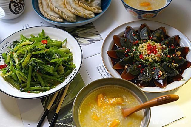 营养|一家三口的精致晚餐,营养全面又美味,网友看到韭菜盒子被馋哭了