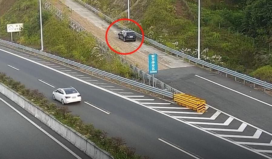  交警|一对情侣高速避险车道违停自拍，还互相喂蛋糕……罚！