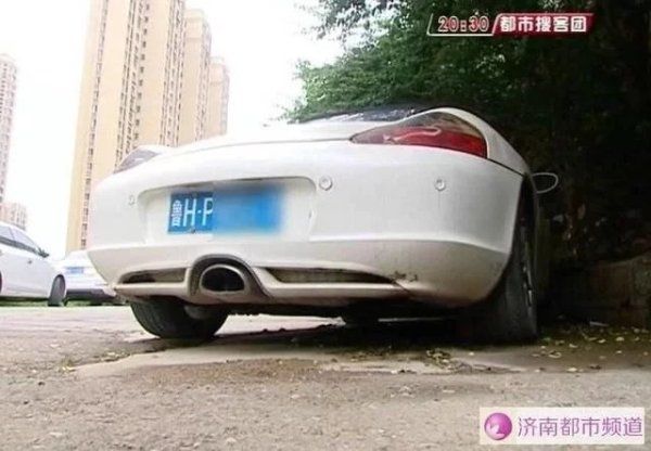  济南|济南一小区旁，一辆保时捷成“僵尸车”，五年无人认领……