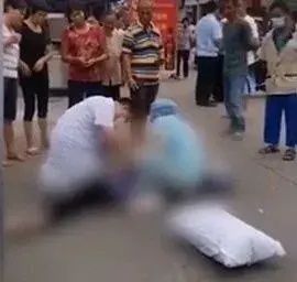  责任|老人被狗绳绊倒，重摔身亡！牵狗女孩逃离现场