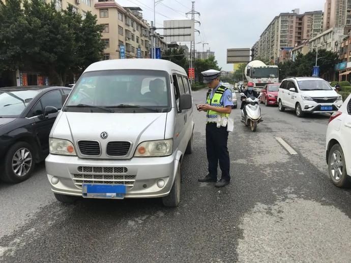 交通|减量控大丨执法又普法 梧州交警努力打造“平安金秋”