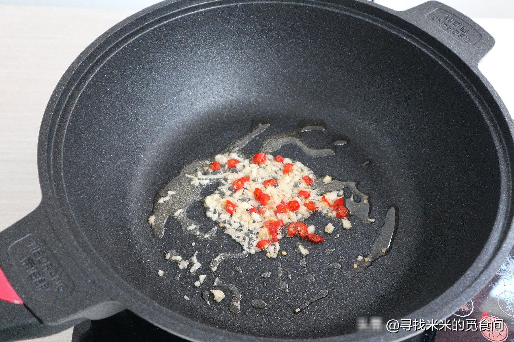 美味|培根金针菇这样做,鲜香美味口感好,酱汁拌饭更过瘾,太下饭了