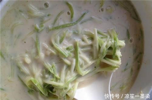 分钟|此菜才2元一斤,做成饼,隔几天就吃一次,5分钟搞定!做法简单