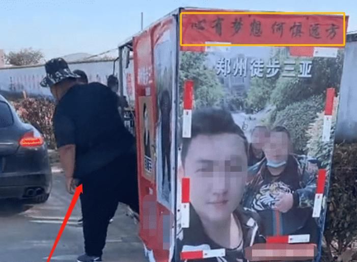  保时捷|300斤网红直播徒步拉车，摄像头刚关上就转身坐进保时捷，还打赏？