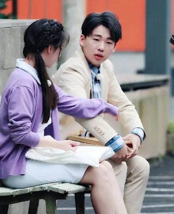  不经意|阚清子当着郭麒麟翻私人包包，不经意拿出一物后，大林子突然耳根微红