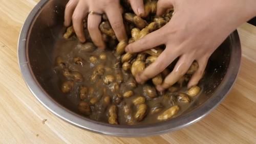  入味|盐水花生多数人第一步就煮错了，学会3招，花生干净入味还省煤气