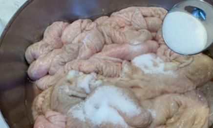  往锅中加|洗猪大肠时，有人用面粉，有人用盐？老师傅这样做，干净无异味