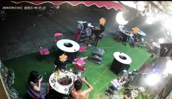 严惩|一男子夜宵摊上被4人殴打，严惩！