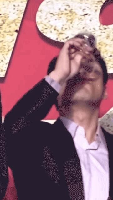  参加|王耀庆出意外了！参加活动喝香槟竟然发生这样的事，表情说明一切