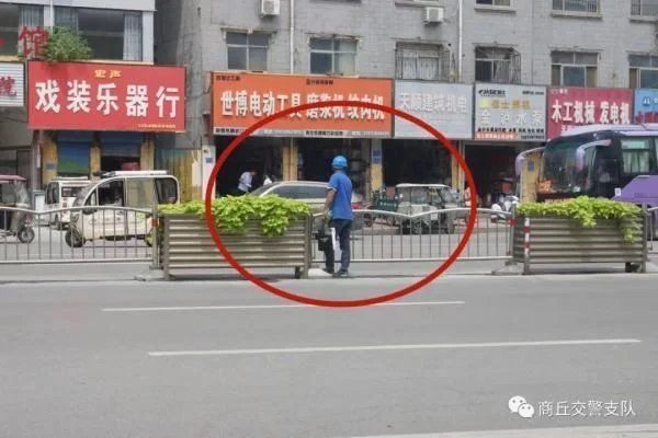 环境|看看都有那些人在破坏文明交通环境、你是否也在其中?