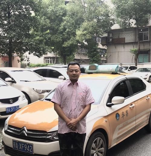  车祸|深夜路遇车祸现场，好的哥“搭把手”送人就医