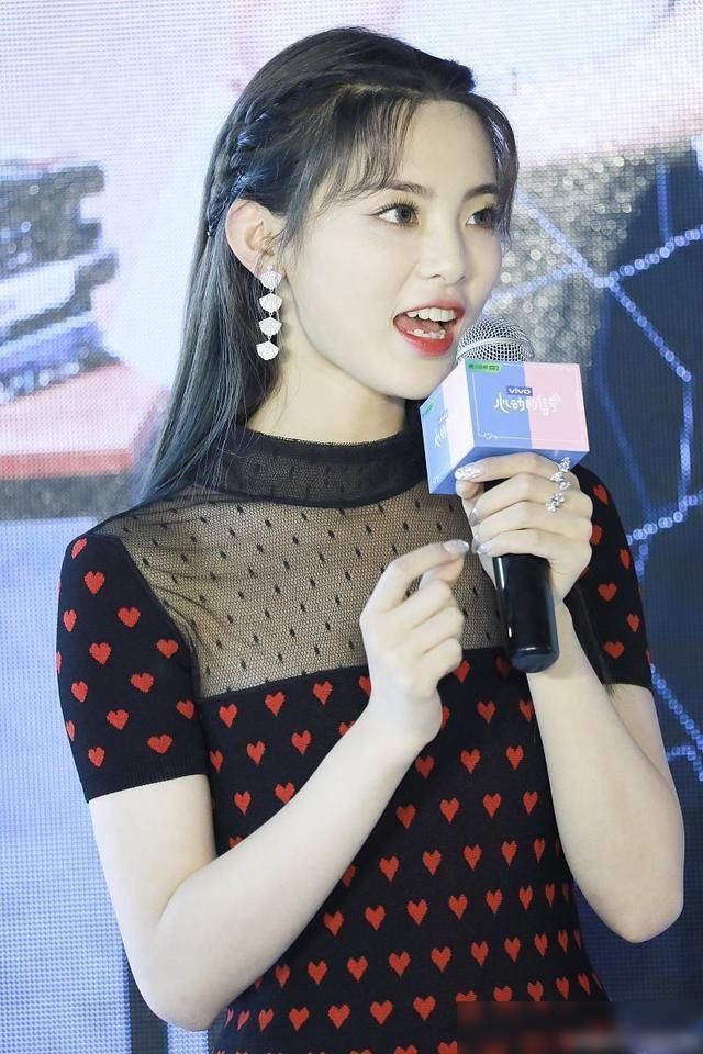  凤鸣|杨超越在《且听凤鸣》中表现呆滞？不是科班的明星，仍需努力