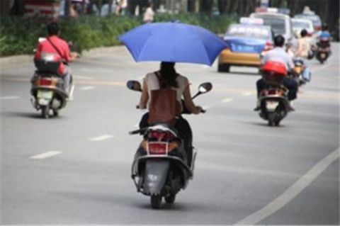  发生|电动车安装遮阳篷会易发生事故 为了您和他人的安全请拆除