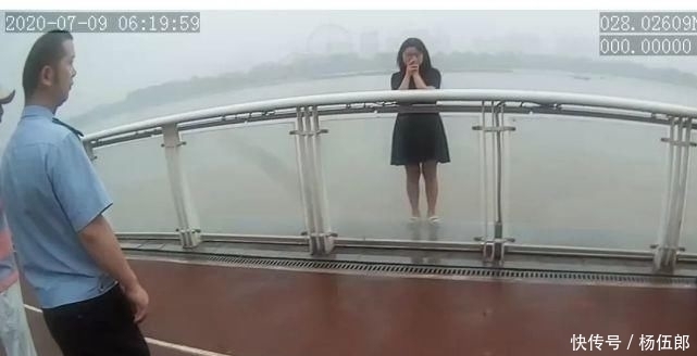 头发|视频曝光！一女子欲跳瓯江自杀，民警一把抓住她头发…