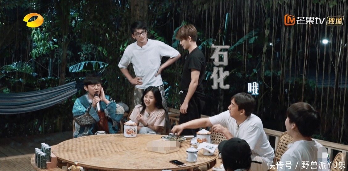 彭昱畅|节目四十度高温,黄磊何炅不想干活,彭昱畅冒险摘椰子背负了太多