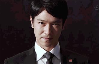 后退|无人机喊话：“大爷你越线了，请往后退”