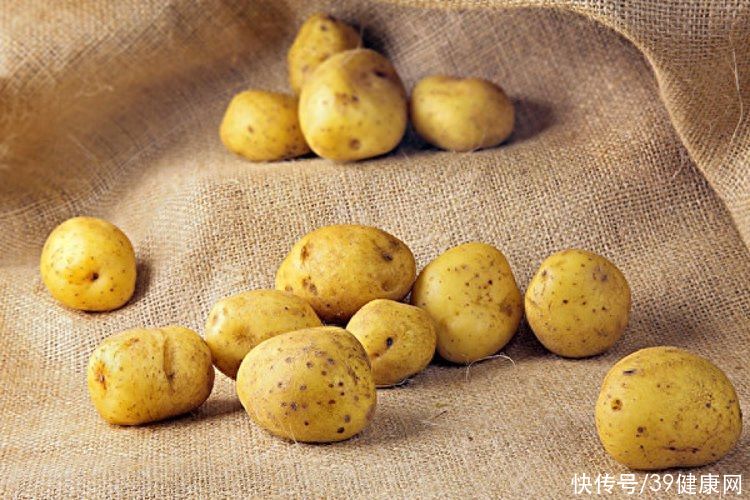 高血脂可经常吃土豆吗(高血脂不能吃土豆？提醒：不想血脂失控，3种食物才真的要少吃)