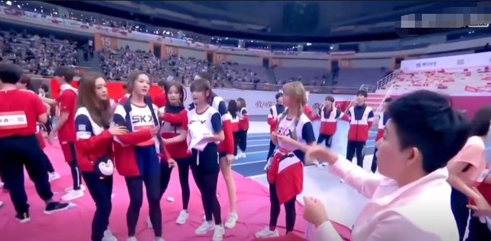  邓亚萍|《超新星》王艺瑾让邓亚萍难堪，刚戴上奖牌就自己摘下，场面尴尬