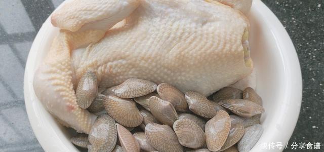  不炸|看看客家人怎么吃，不煎不炸，出锅3斤鸡肉加1斤花甲带汁吃光光