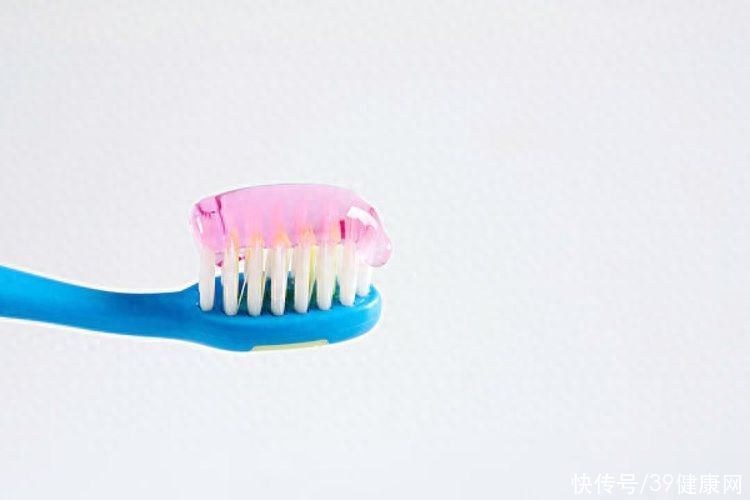 这3种牙膏千万别买或诱发癌症(再次提醒：这3种牙膏或有潜在癌症风险，不建议购买，你家有吗？)