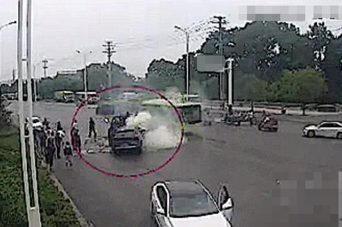  自燃|路遇车祸车辆自燃，洒水车变成消防车，唱着歌就把火给灭了