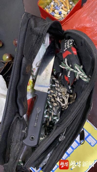  活捉|59岁男子夜晚持刀抢劫女子，镇江三市民散步时“智取”活捉