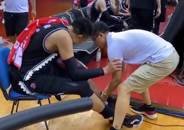 致敬|拼到抽筋被搀扶下场！广东官方致敬，他虽输22分也可昂首离开