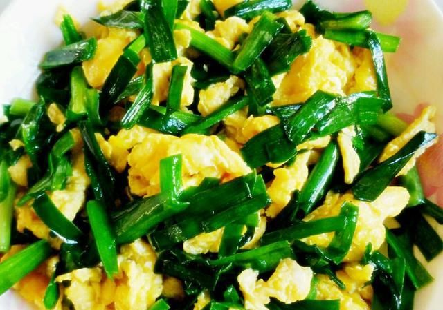  炒蛋|韭菜炒鸡蛋，先炒韭菜还是先炒蛋？行家都这么炒，鲜嫩翠绿营养高