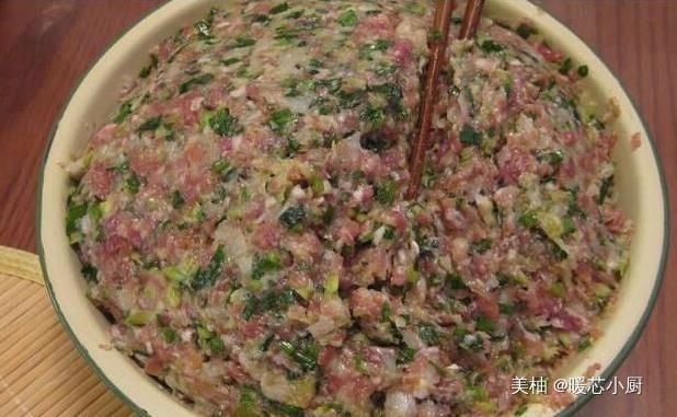  融入一些密|拌饺子馅，先放盐还是油？不要一步错步步错，难怪不入味，腥味重